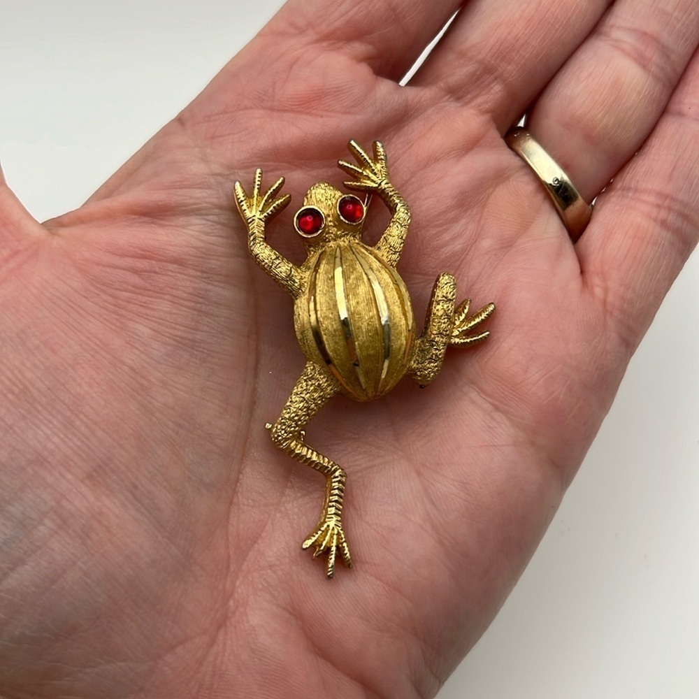 Vintage gold tone textured froggy frog pin brooch red eyes - Picture 10 of 11